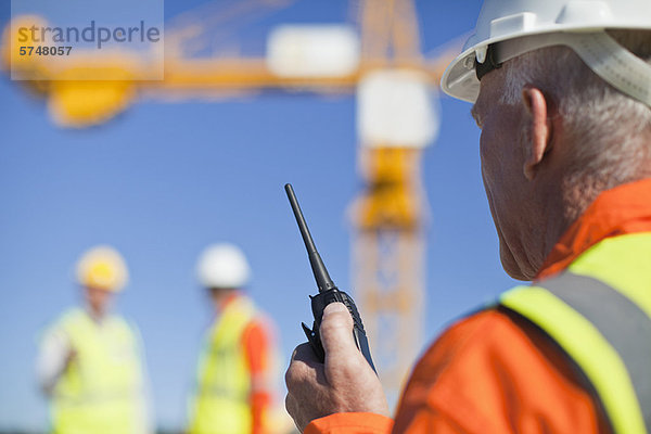 Arbeiter mit Walkie-Talkie vor Ort