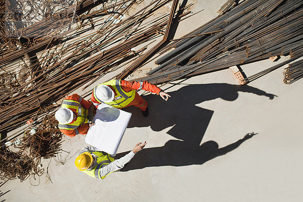 Arbeiter im Gespräch auf der Baustelle