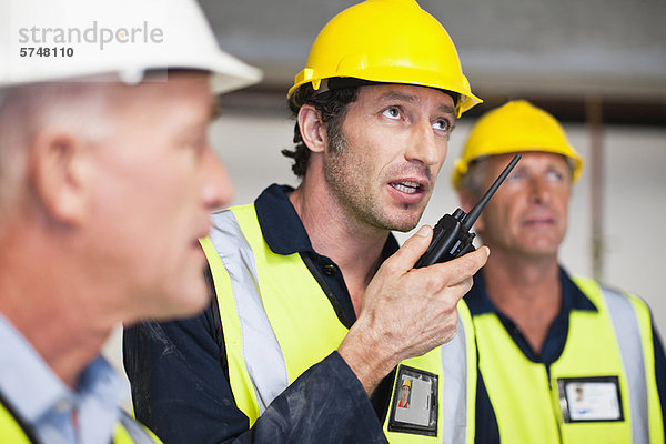 Mitarbeiter mit Walkie-Talkie vor Ort