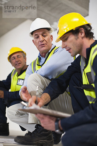 Arbeiter im Gespräch auf der Baustelle