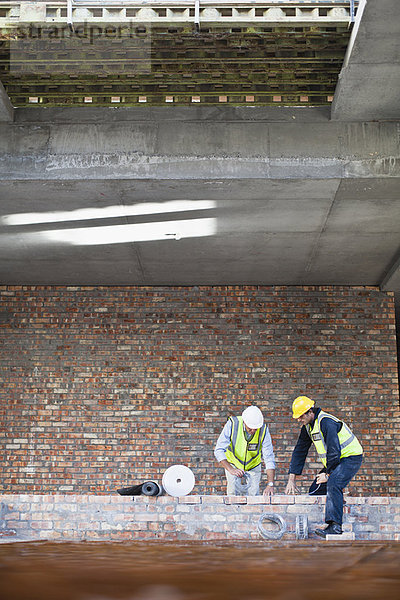 Arbeiter beim Mauern auf der Baustelle