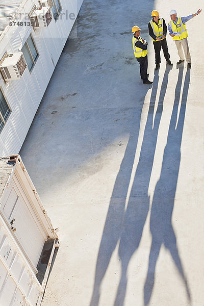 Arbeiter werfen Schatten auf die Baustelle