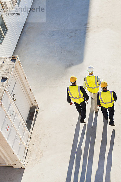 Arbeiter werfen Schatten auf die Baustelle