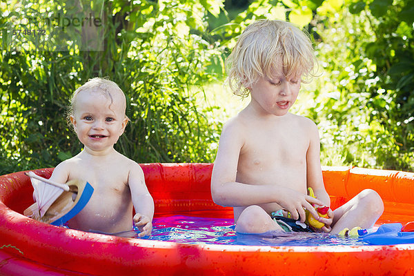 Kinder spielen im aufblasbaren Pool