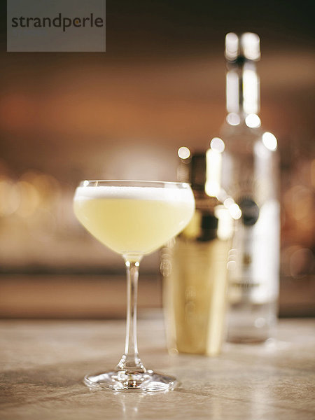 Glas fruchtiger Cocktail an der Bar