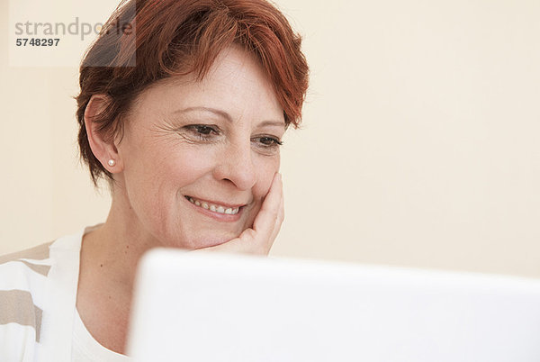 Lächelnde Frau mit Laptop