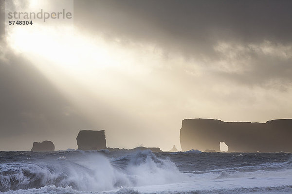 Silhouette der Klippen am stürmischen Strand