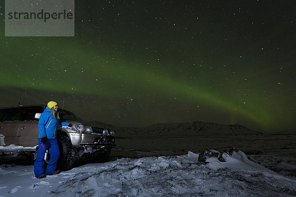 Wanderer bewundern Aurora Borealis