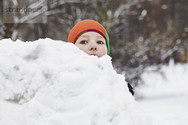 Junge spielt im Schnee im Park