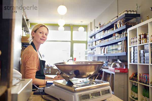 Lebensmittelhändler arbeitet hinter der Theke im Geschäft