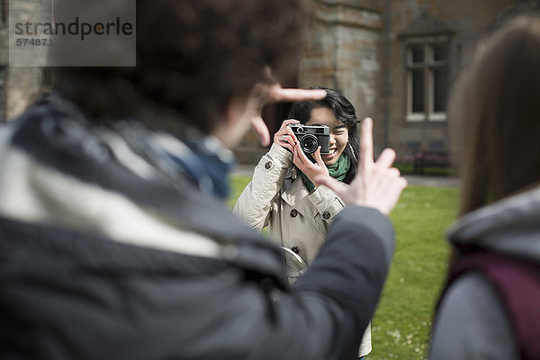 Schüler beim Fotografieren von Freunden