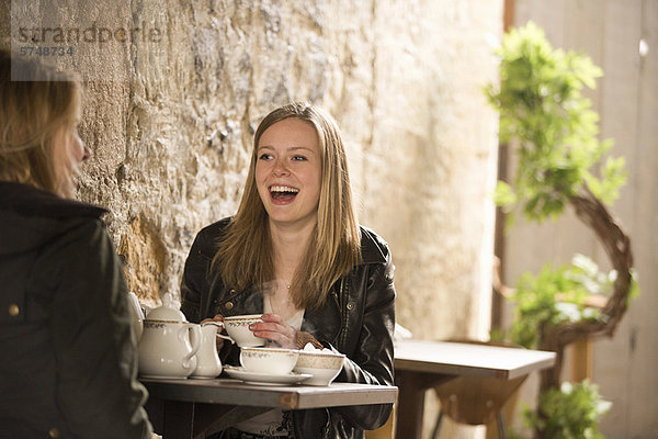 Studenten beim Tee im Café