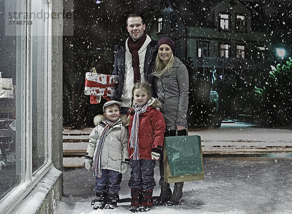 Familien-Weihnachtseinkäufe im Schnee