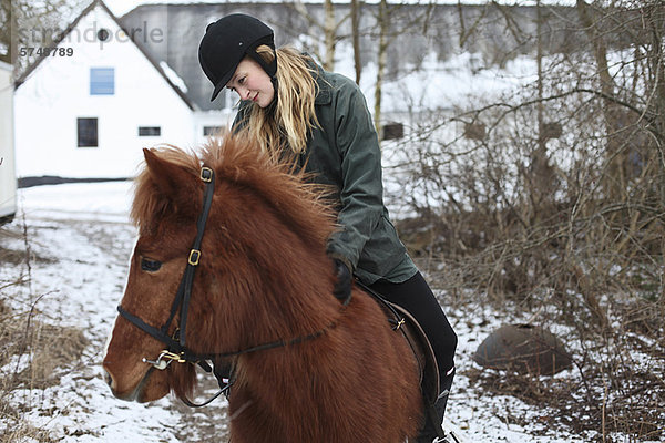 Frau  reiten - Pferd  Schnee