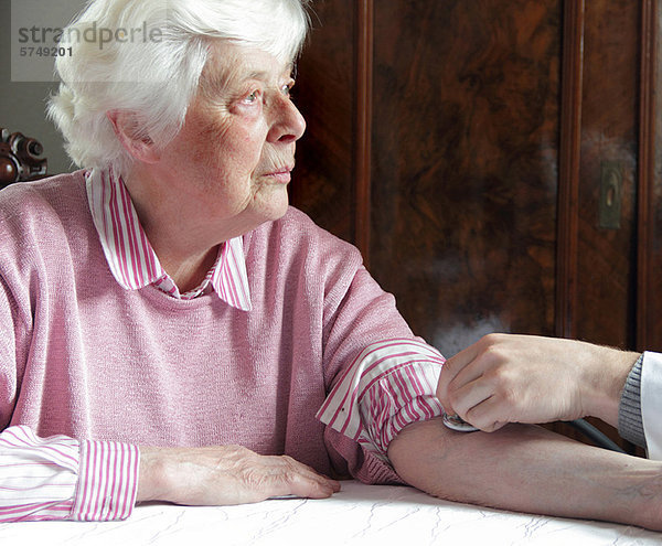 Ältere Frau mit Pulskontrolle