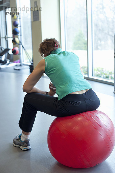 benutzen  Fitness-Studio  Frau  üben  Ball Spielzeug