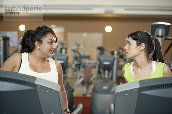 Frauen mit Laufbändern im Fitnessstudio