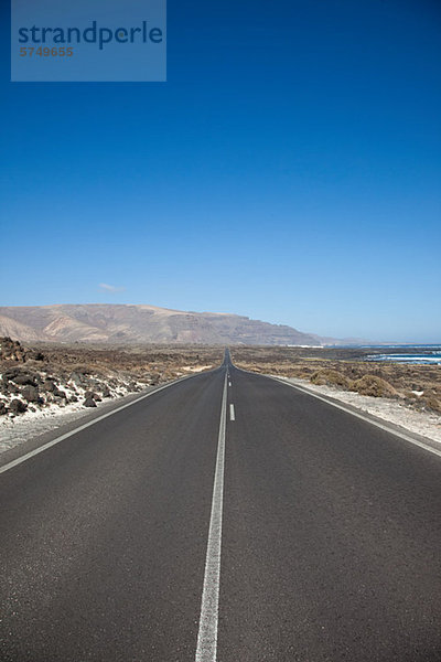 Abnehmende Perspektive der Straße auf Lanzarote  Kanarische Inseln