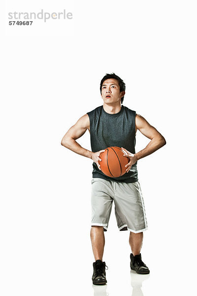Basketballspieler hält Ball