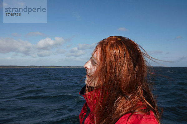 Junge Frau Segeln  portrait