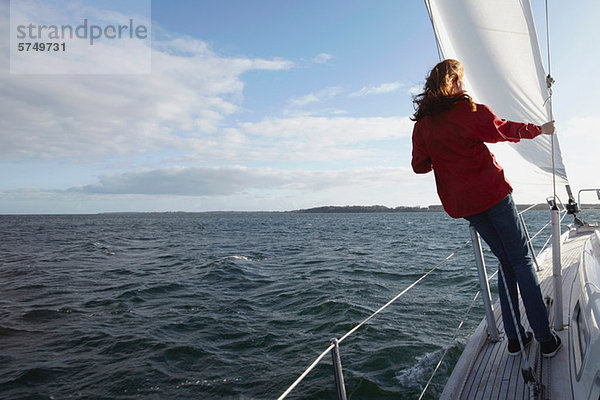 Frau segelt auf der Yacht  Rückansicht