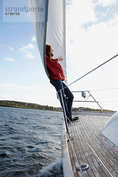 Frau gelehnt Segel Yacht