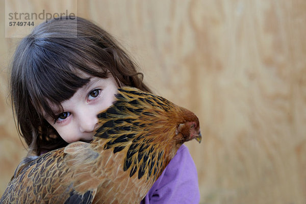 Mädchen hält Henne
