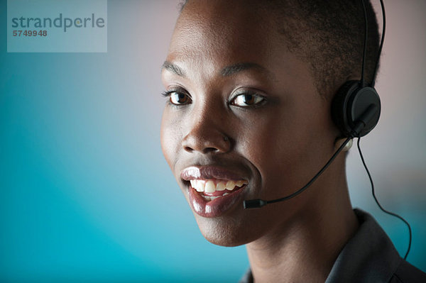 Junge Frau mit Telefon-headset