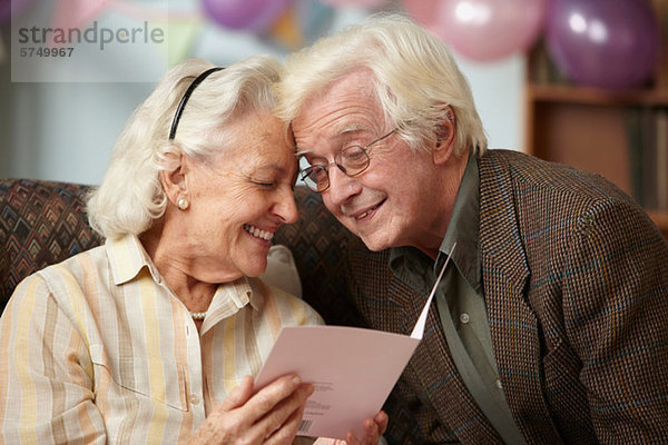 Seniorenpaar liest Geburtstagskarte