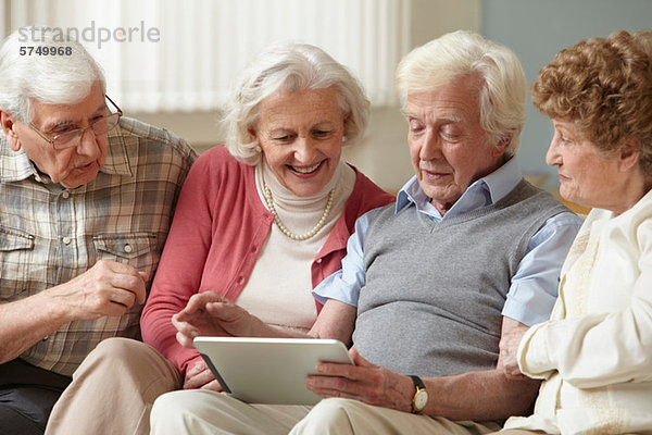Senioren mit digitalem Tablett