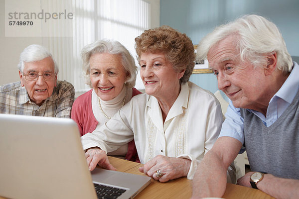 Senior Erwachsene mit Laptop