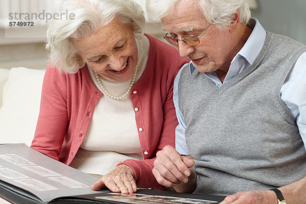 Senior Couple looking at Fotoalbum