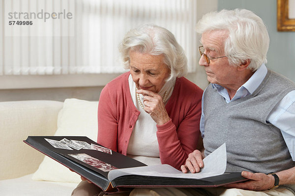Senior Couple looking at Fotoalbum