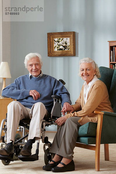 Altes Paar  Mann im Rollstuhl  Porträt