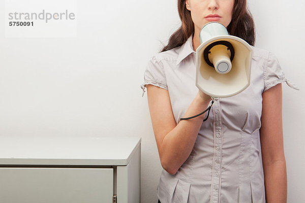 Young Woman Holding megaphone meldung