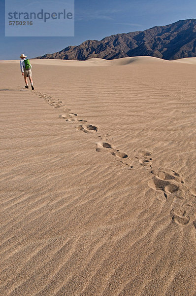 Mann Wandern in Death Valley Nationalpark  Kalifornien  USA