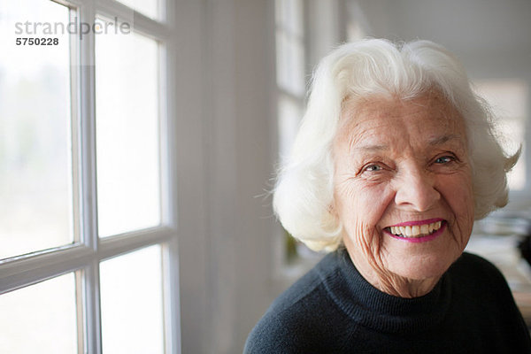 Porträt einer älteren Frau am Fenster