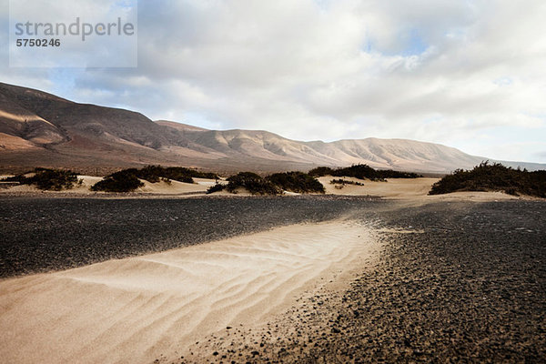 Sand und Landschaft am Strand von Famara  Kanarische Inseln  Spanien