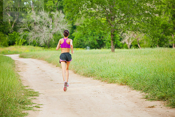 Young Woman jogging Pfad
