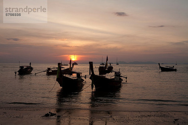 Fischerboote ankern auf Island Krabi  Thailand