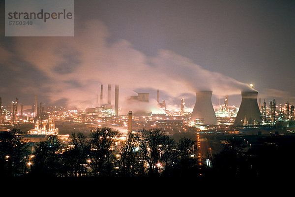 Grangemouth Ölraffinerie bei Nacht  Schottland