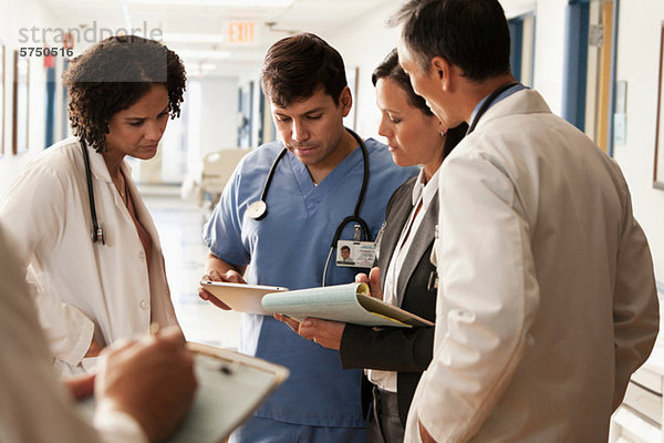 Ärzte diskutieren Patientenkarten im Krankenhaus