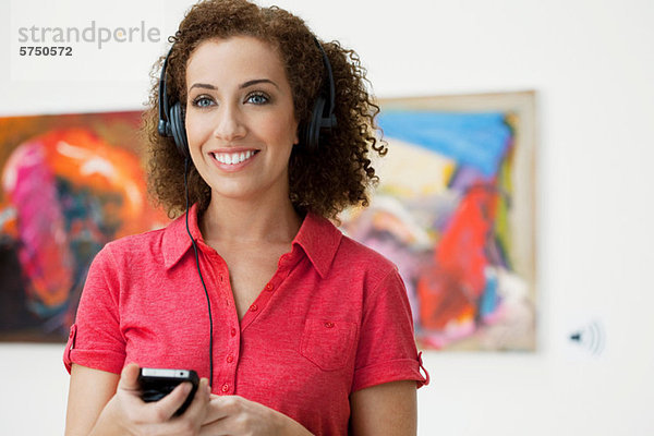 Junge Frau mit audio-Guide in Kunst-Galerie