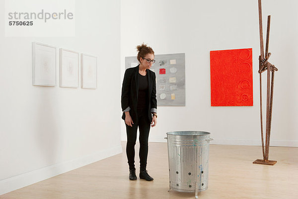 Young Woman looking at Kunstwerke in der Galerie