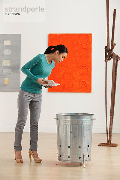 Young Woman looking at Kunstwerke in der Galerie