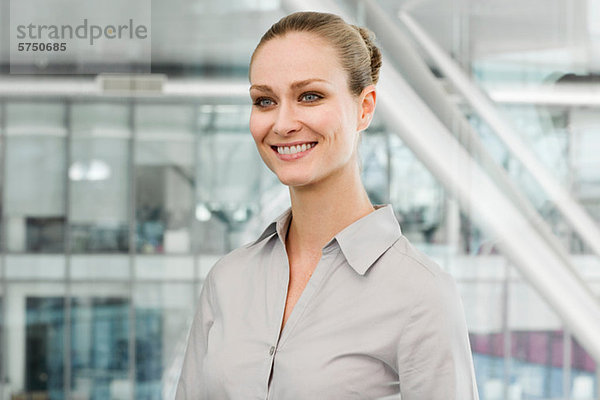 Young Businesswoman in Office lächelnd