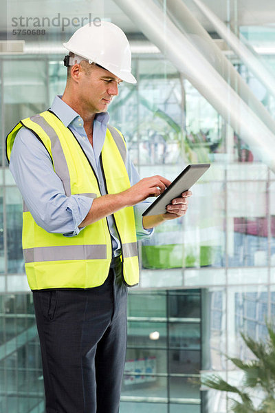 Ingenieur mit digitalem Tablett im Büro