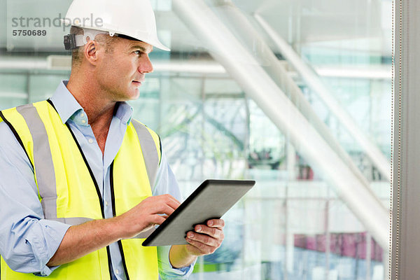 Ingenieur mit digitalem Tablett im Büro