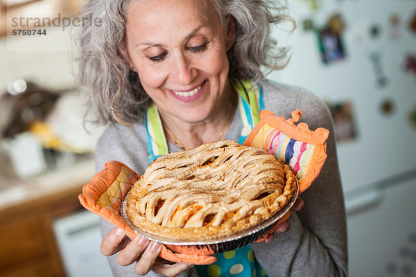 Senior Woman holding frisch gebackene Torte