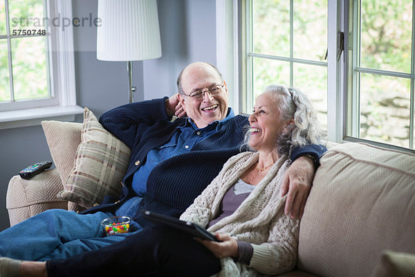 Interior  zu Hause  Senior  Senioren  benutzen  Notebook  Couch